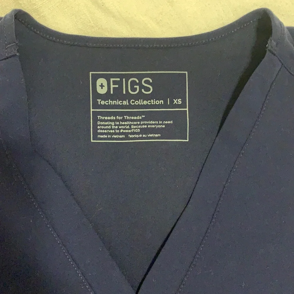 NWOT navy Figs set. Top XS (two pocket style) pants XS T (Kade cargo style) - Picture 3 of 6